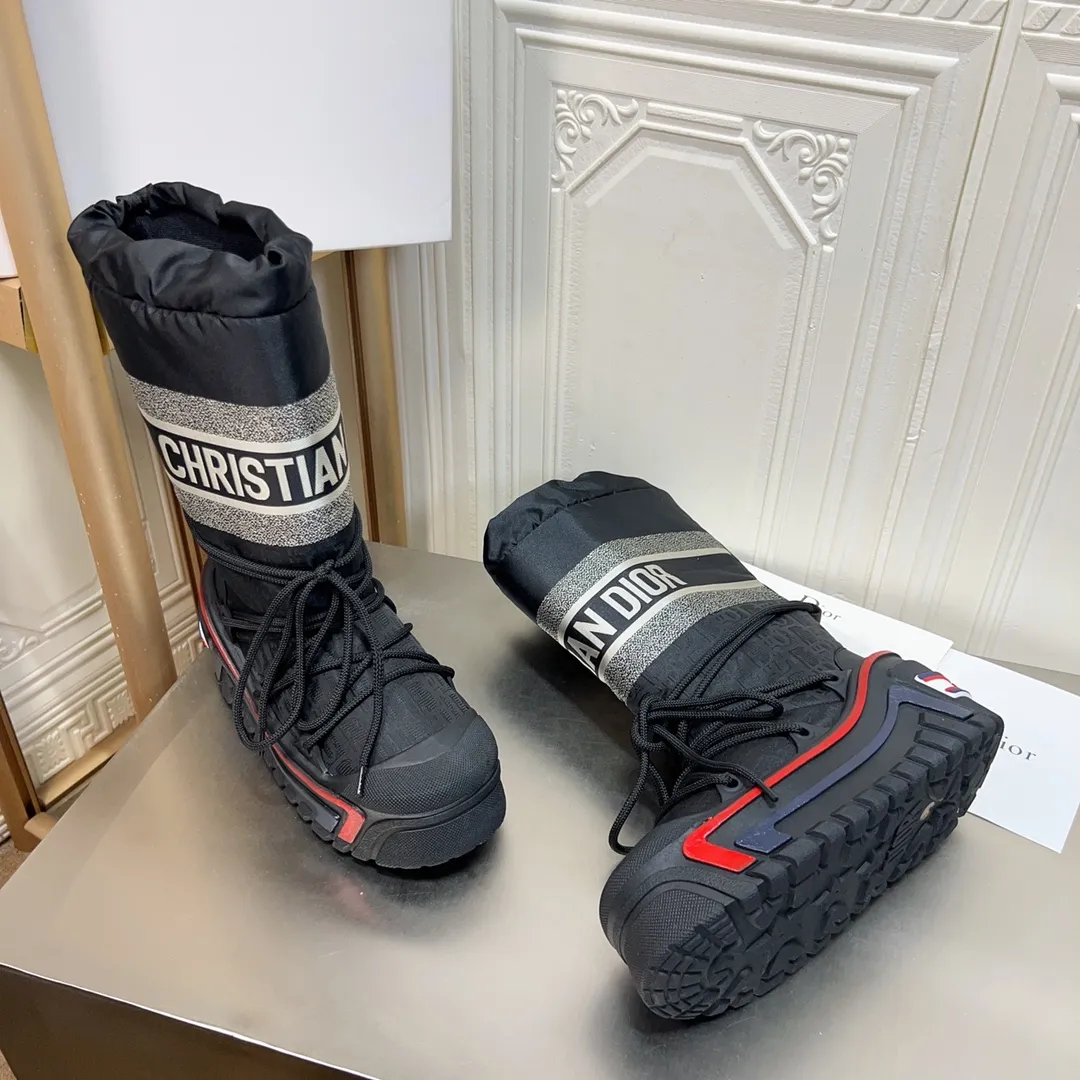 Men's shoes p600! The highest version on the market, Dior Dior's king style snow boots, ski boots, fat and cute, so cute →_→ from the DiorAlps limited series, unique. Shiny nylon Oblique print upper with criss-cross straps for an ideal fit. The technical fabric of the boot shaft, short-cut version, can be worn in the city or in the mountains. It makes the calf slimmer and taller, warm and concave. The boot shaft and sole are made of original waterproof padded lining. The embroidered fabric is original star ⭐ rubber non-slip thick sole and multi-module combination outsole. The size is 35-40. 41Customized